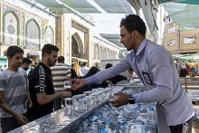 تزامنًا مع عيد الأضحى المبارك.. قسم الشؤون الخدمية يوفر صناديق مياه الشرب للزائرين