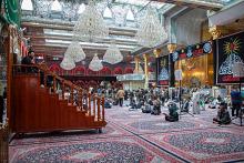 الزائرون يؤدون مراسم قراءة دعاء الندبة عند مرقد أبي الفضل العباس (عليه السلام)