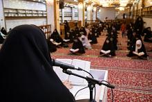  شعبة فاطمة بنت أسد تنظّم محفلاً قرآنياً لتعليم قراءة قصار السور لعددٍ من اليافعات