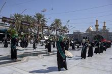 عند العتبتين المقدستين.. مواكب العزاء الكربلائية تحيي ذكرى شهادة الإمام العسكري (عليه السلام)