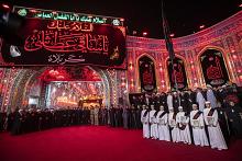 العتبة العباسية تنظم مراسيم استبدال راية قبة مرقد أبي الفضل العباس (عليه السلام) من الحمراء إلى السوداء