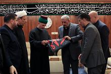 العتبة العباسية تقدم راية الإمام الحسن (عليه السلام) إلى العتبتين العسكرية والكاظمية
