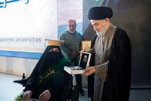سماحة السيد الصافي يكرّم الطالبة زهراء حيدر من ذوي الهمم ضمن فعاليات حفل تخرج بنات الكفيل التاسع