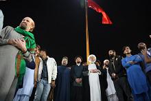 وفد العتبة العباسية يرفع راية مرقد أبي الفضل العباس (عليه السلام) وسط مسجد الجعفرية في باكستان
