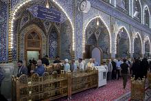 قسم رعاية الصحن الشريف يقدّم الحلوى للزائرين بذكرى يوم المباهلة
