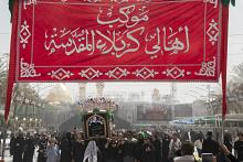 أهالي كربلاء يشيعون النعش الرمزي للإمام الحسن (عليه السلام) عند العتبتين المقدستين