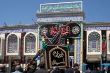أهالي كربلاء يشيعون النعش الرمزي للإمام السجاد (عليه السلام) عند العتبتين المقدستين