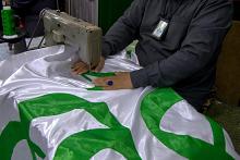 قسم الهدايا والنذور ينهي خياطة لافتات أسبوع الإمامة الدولي الثاني وتطريزها