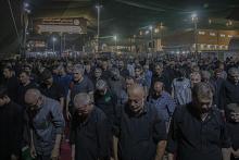 إقامة صلاة الجماعة في مجمّع أبي الفضل العباس (عليه السلام) بمشاركة زائري الأربعين