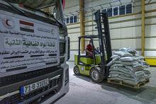 العتبة العباسية المقدسة تسلم المواد الغذائية ضمن القافلة الإغاثية الثانية إلى الهلال الأحمر الإيراني