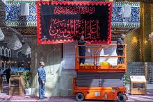 قسم رعاية الصحن الشريف يستبدل اللوحات الخاصة بزيارة أبي الفضل العباس (عليه السلام)
