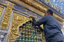 شعبة الحرم تشرع بأعمال جلي شباك المرقد الطاهر لأبي الفضل العباس (عليه السلام) وتلميعه