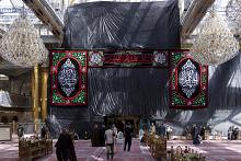 العتبة العباسية المقدسة تنشر لافتات السواد بذكرى شهادة الإمام علي (عليه السلام)
