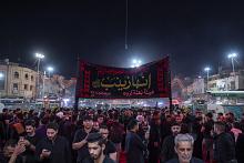 بالصور.. جموع المعزين والمواكب الحسينية  تجسد (ليلة الوحشة) عند العتبتين المقدستين