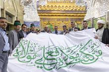 تزامنًا مع قرب حلول عيد الغدير.. العتبة العلوية تهدي العتبة العباسية راية الولاية