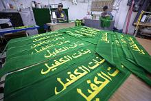 قسم الهدايا يكمل خياطة مئات الأوشحة للمشاركات في حفل تخرج بنات الكفيل