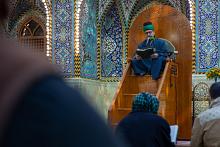 الزائرون يؤدون مراسم قراءة دعاء الندبة في صحن مرقد أبي الفضل العباس (عليه السلام)