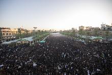 قُبيل مراسيم استبدال الراية.. العتبة العباسية تستقبل آلاف الزائرين وسط أجواء يسودها الحزن