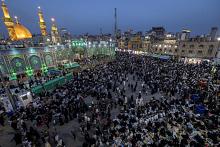 الزائرون يحيون ليلة الجمعة الأخيرة من شهر رمضان عند مرقد أبي الفضل العباس (عليه السلام)