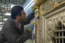 قسم صناعة الشبابيك يباشر بتنصيب شباك سرداب الإمام الحسين (عليه السلام)