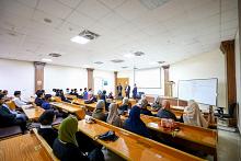 جامعة العميد تقدم محاضرة توعوية لطلبة المرحلة الأولى في كلية طب الأسنان