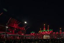 تغيير إنارة العتبة العباسية إلى اللون الأحمر إحياءً لذكرى وفاة السيدة زينب (عليها السلام)