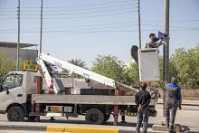 العتبة العباسية المقدسة تستبدل أرقام الأعمدة في محور بابل خدمة للزائرين