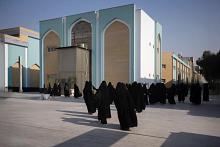 توافد الطالبات المشاركات بحفل تخرج دفعة بنات الكفيل التاسعة إلى مجمع أبي الفضل العباس (عليه السلام)