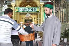 بذكرى ولادة الصادقين.. خدمة العتبة العباسية يستقبلون الزائرين بالتهاني والورود