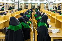 مكتبة أمّ البنين (عليها السلام) النسوية تستقبل طالبات دورة ينابيع الرحمة
