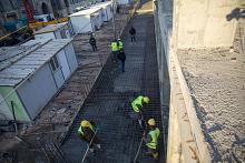 قسم المشاريع الهندسية يشرع بصبّ المساحات التكميلية لمشروع صحن أمّ البنين (عليها السلام)