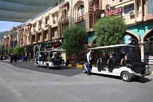 قسم بين الحرمين الشريفين يوفّر خدمة نقل كبار السن وذوي الاحتياجات الخاصة عَبرَ العجلات الكهربائية