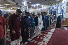 وفد العتبة العباسية المقدسة يقيم صلاة العشاءين جماعة في مسجد سامراء بباكستان