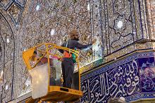 قسم الصيانة ينفذ أعمال الإدامة الدورية لمرايا مرقد أبي الفضل العباس (عليه السلام)