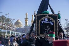 موكب أهالي كربلاء يشيع النعش الرمزي للإمام الهادي (عليه السلام) عند العتبتين المقدستين