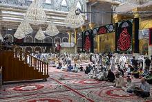 الزائرون يؤدون مراسم قراءة دعاء الندبة عند مرقد أبي الفضل العباس (عليه السلام)