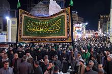 موكب أهالي كربلاء يقدم تعازيه عند مرقد الإمام علي (عليه السلام) في النجف الأشرف