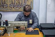 قسم الهدايا والنذور يباشر خياطة قبعات المشاركات في حفل تخرج طالبات الجامعات العراقية العاشر