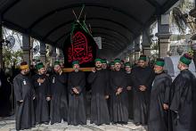 خَدمة العتبتين المقدستين يُحيون ذكرى شهادة الإمام الحسن (عليه السلام) عَبرَ موكب عزاء موحّد