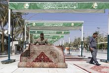 قسم بين الحرمين الشريفين يجري حملة لغسل الساحة الوسطية وفرشها