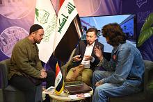 غربيّان مستبصران يعبّران عن إعجابهما بجناح جمعية العميد في معرض تونس للكتاب