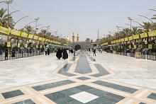 أكثرُ من 70 لافتةً احتفائيّة بمولد الإمام الرّضا (عليه السلام) تزيّنُ ساحةَ ما بين الحرمَيْن الشريفَيْن