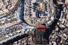 طالبات الجامعات يُشكِّلنَ رسمة نخلة عراقية في حفل التخرج المركزي