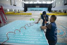 مركز الكفيل ينهي أعمال تثبيت البوسترات الطباعية الخاصة بحفل تخرج طلبة الجامعات العراقية