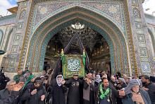 جموع المؤمنين تشيّع النعش الرمزي للإمام الكاظم (عليه السلام) عند العتبتين المقدستين