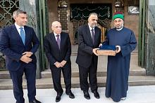 العتبة الزينبية تكرّم ملاكات العتبة العباسية التي أنجزت الشباك الجديد لمرقدها الطاهر