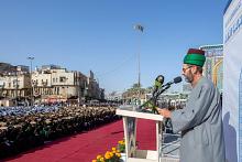 الطالبات المشاركات في حفل التخرج المركزي يؤدِّين مراسم زيارة أبي الفضل العباس (عليه السلام)