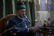 جموع المؤمنين يشاركون في قراءة دعاء الندبة عند مرقد أبي الفضل العباس (عليه السلام)