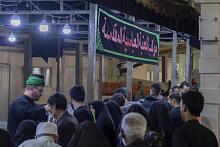 عَبرَ موكب خدمي.. شعبة السادة الخدم تقدم خدماتها للزائرين بذكرى شهادة السيدة الزهراء (عليها السلام)