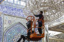 قسم الصيانة يجري أعمال الإدامة الدورية لثريات صحن مرقد أبي الفضل العباس (عليه السلام)
